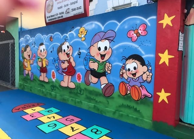 Entrada da Casinha Pequenina com mural colorido e amarelinha pintada no chão