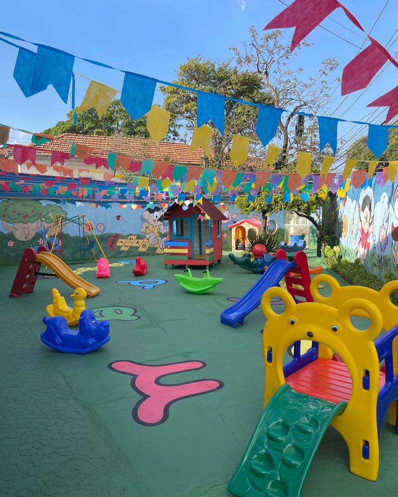 Parque interno da Casinha Pequenina com escorregadores e brinquedos